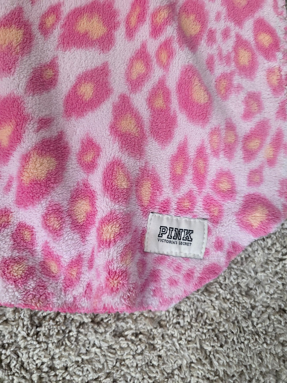 Victoria’s Secret PINK Ultra RARE HTF PINK CHEETAH STADIUM BLANKET 2013