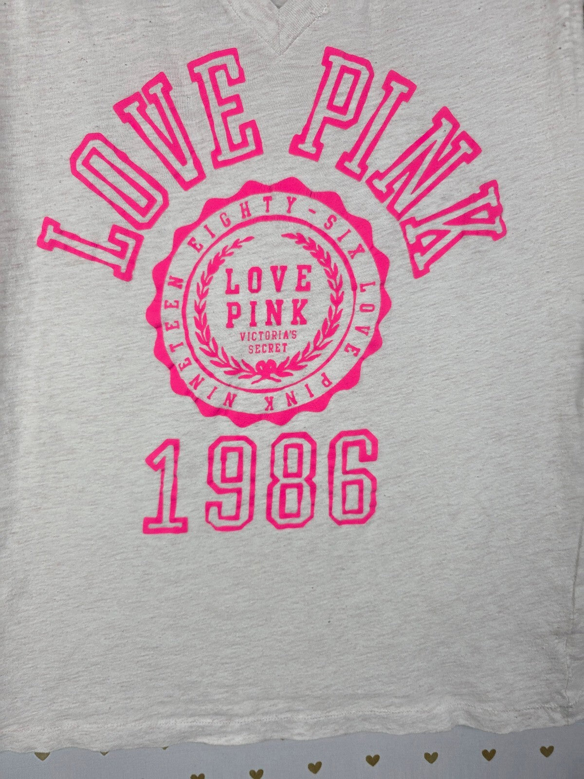 Victorias Secret PINK Love 86 White Logo V neck Tee shirt Medium