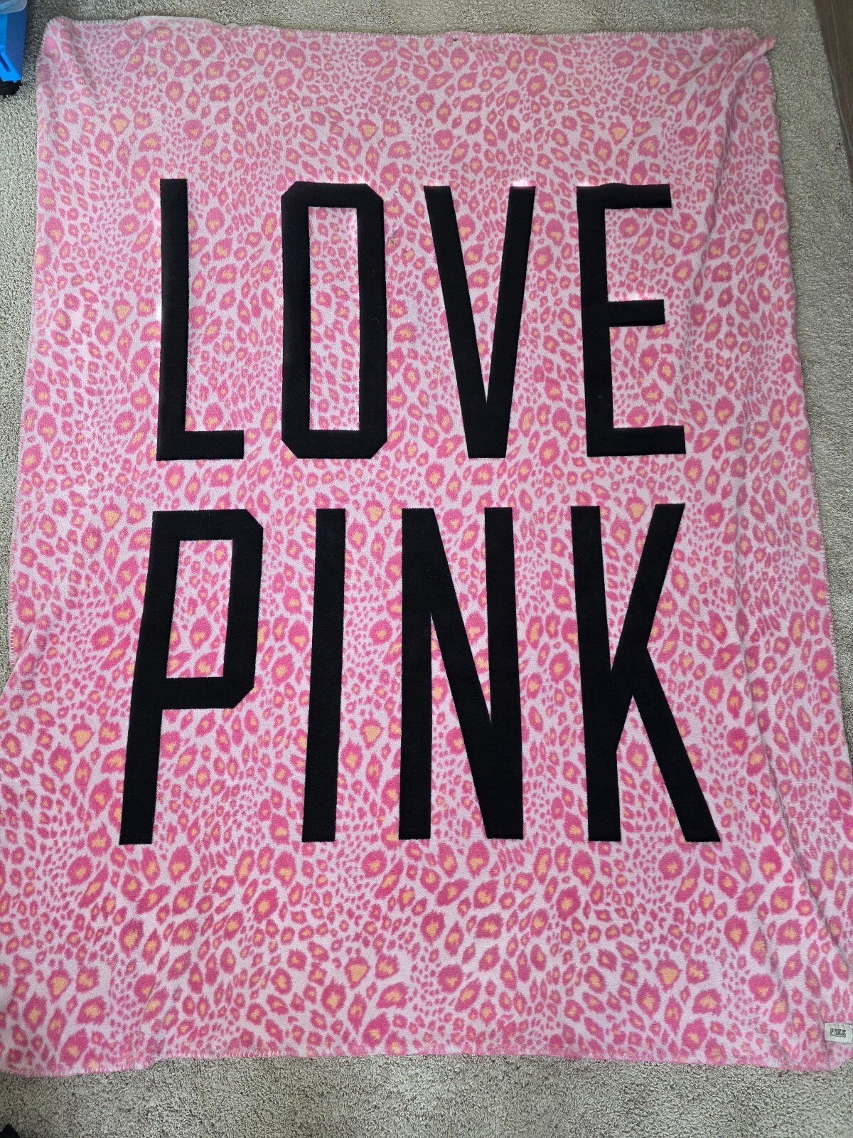 Victoria’s Secret PINK Ultra RARE HTF PINK CHEETAH STADIUM BLANKET 2013