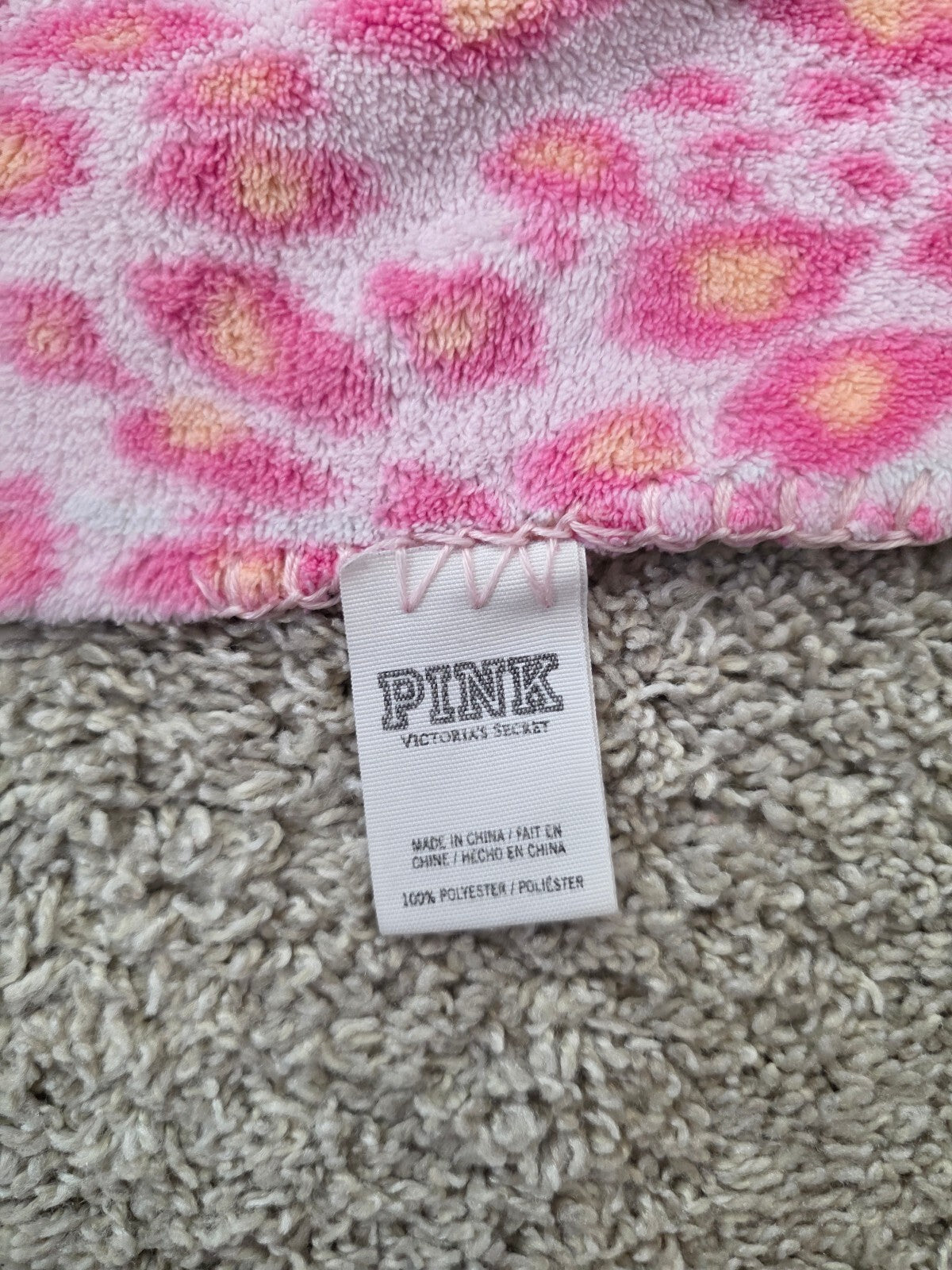 Victoria’s Secret PINK Ultra RARE HTF PINK CHEETAH STADIUM BLANKET 2013