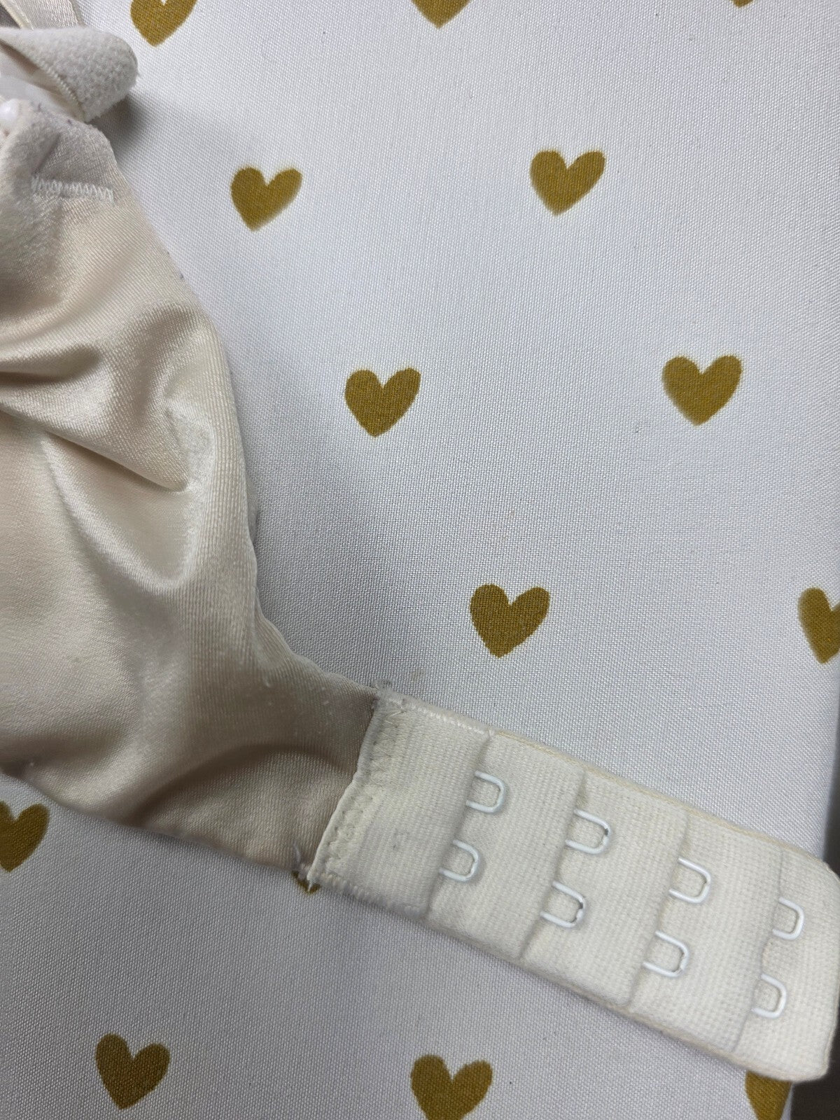 Victorias Secret White BOMBSHELL Push Up Add 2 Sizes Bra 38C Plunge